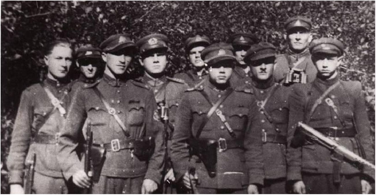 Mindaugas, Kovas, Klemensas; antroje eilėje: Šarūnas, nežinomas, Doleris, Kregždė, Vanagas, nežinomas, Inžinas